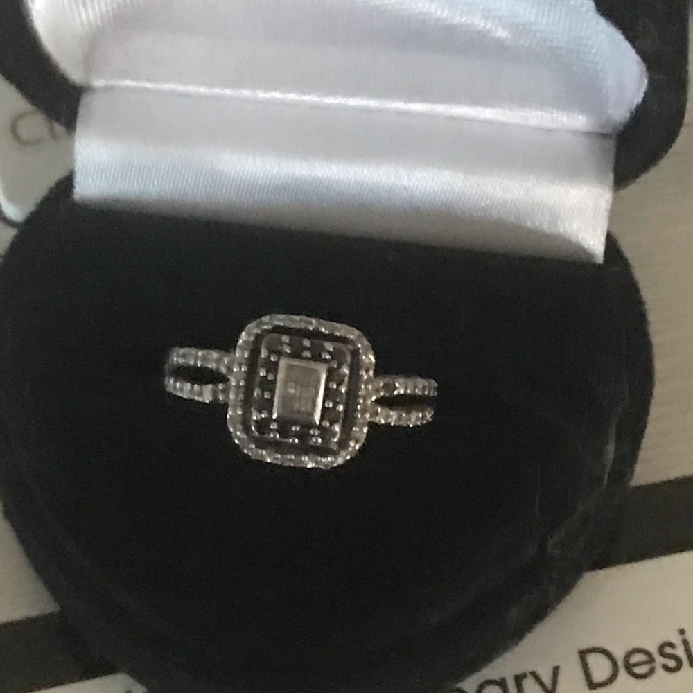 Halo ring white and black diamonds